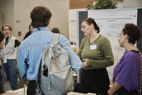 Menschen sind an den Ständen der Trägermesse im Gespräch.