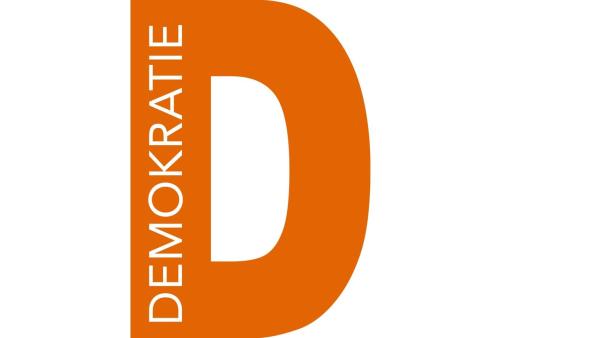 Orangefarbener Buchstabe D mit weißem Schriftzug Demokratie