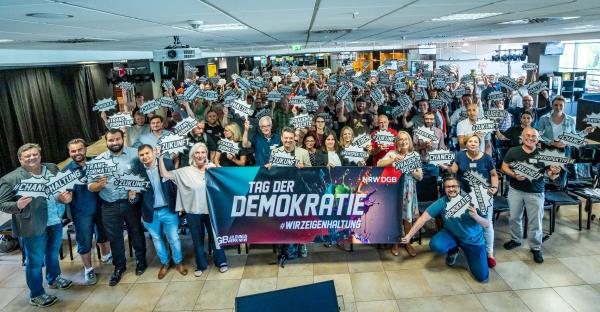 Gruppenbild von Teilnehmenden am Tag der Demokratie mit Banner