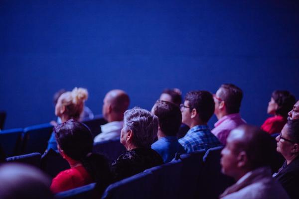 Menschen in Sitzreihen bei einer Konferenz