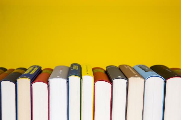 Bücher vor gelbem Hintergrund