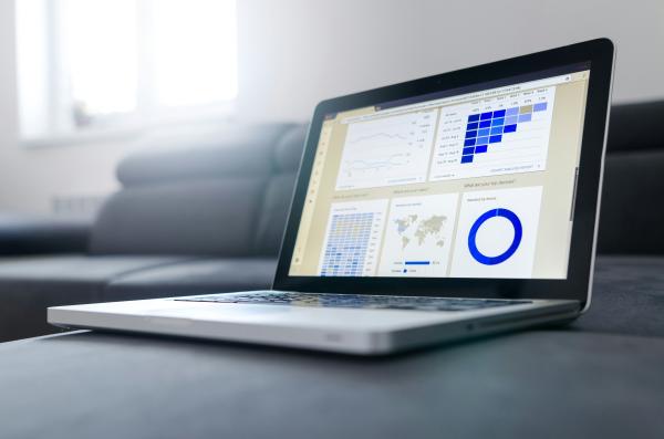 Laptop mit Grafik auf dem Bildschirm