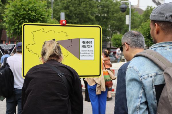 Mehrere Personen stehen vor einem Exponat und betrachten es