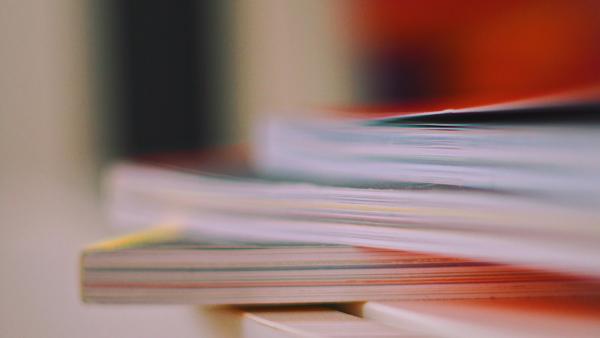 Selektives Fokusfoto von dicken Büchern