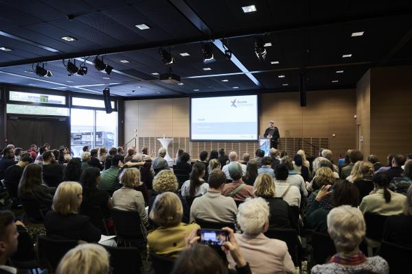 Ein voller Saal schaut auf den Input von Max Czollek.