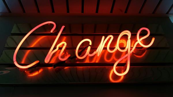 Neonschrift Beleuchtung mit Wort Change in rot
