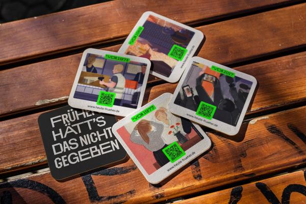 Mockup Bierdeckel der Kampagne auf Holztisch