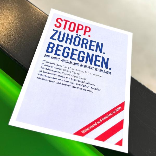 Flyer der Ausstellung "Stopp.Zuhören.Begegnen"