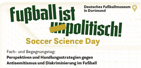 Schriftzug Fußball ist unpolitisch, das -un ist durchgestrichen