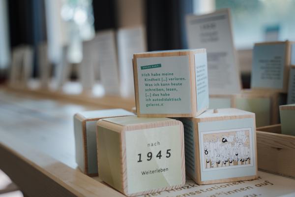 Bild von Infowürfeln mit Informationen und GRafiken zur Ausstellung
