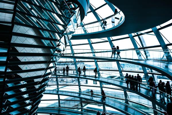 Ausschnitt der Reischstagskuppel in Berlin mit Menschen