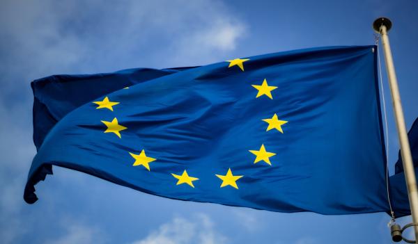 Foto einer Europaflagge vor blauem Himmel