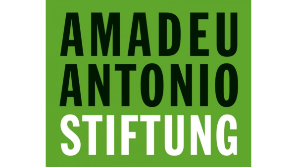 Logo der Amadeu Antonio Stiftung mit grünem Hintergrund