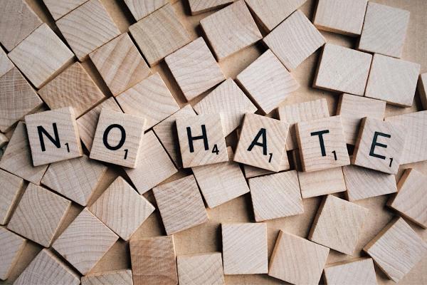 Scabble-Steine mit der Botschaft "no hate"