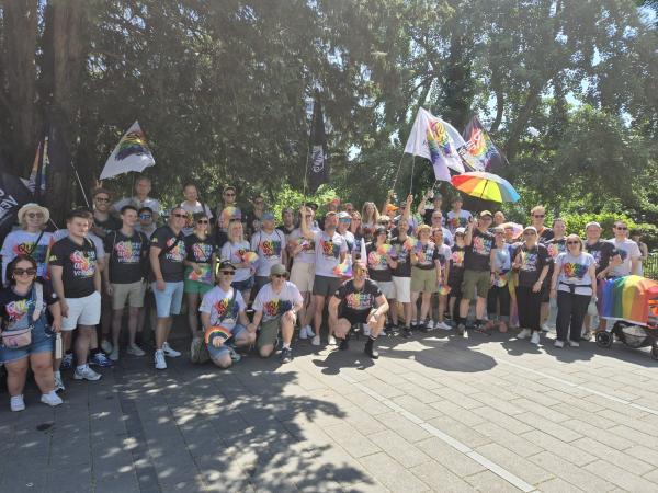 Gruppenbild der Teilnehmenden des Netzwerks "Queer@Landesverwaltung NRW" am CSD 2025 in Düsseldorf 