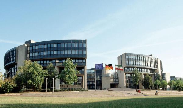 Foto des Landtagsgebäudes mit Europa-, Deutschland- und NRW-Flagge