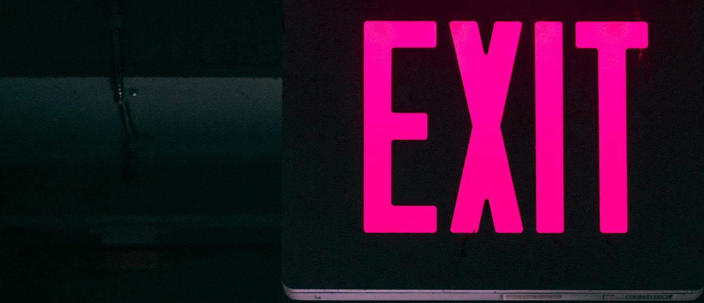 Ein Schild mit der Aufschrift "Exit"
