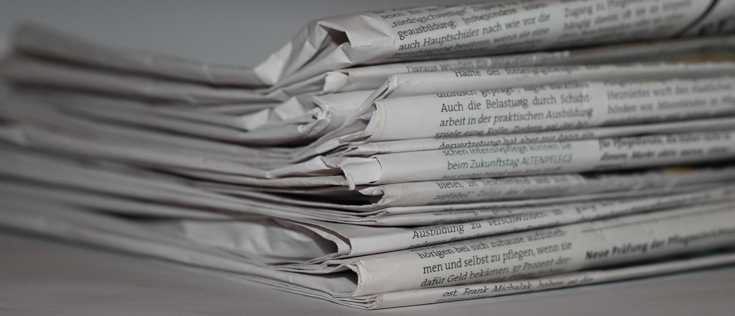 Gestapelte Zeitungen