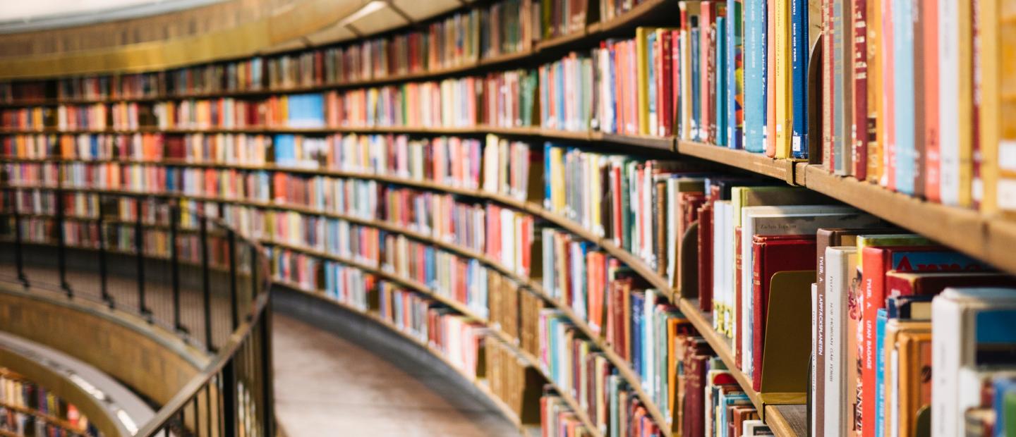 Regale einer Bibliothek
