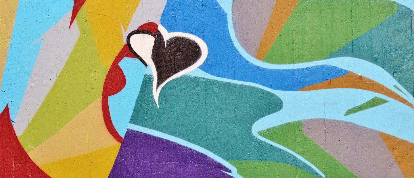 Wand mit buntem Graffiti