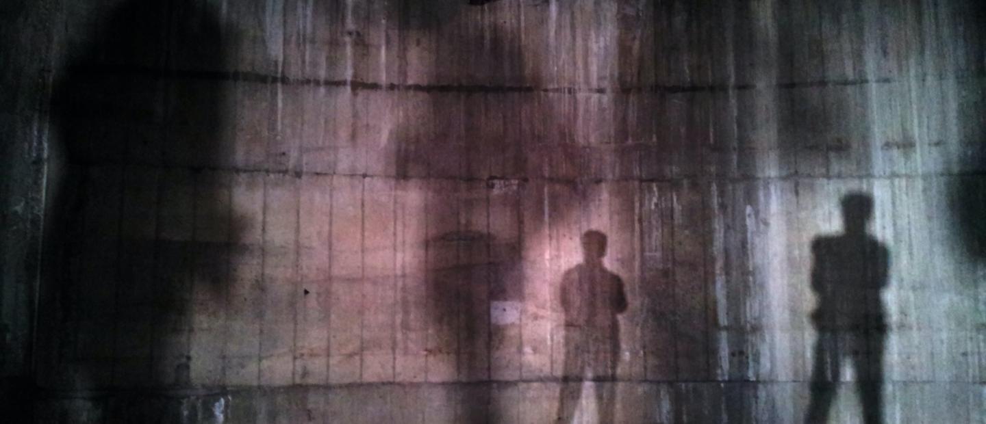 Schatten von Personen an der Wand
