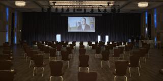 Eine Reihe von Stühlen vor einer Leinwand